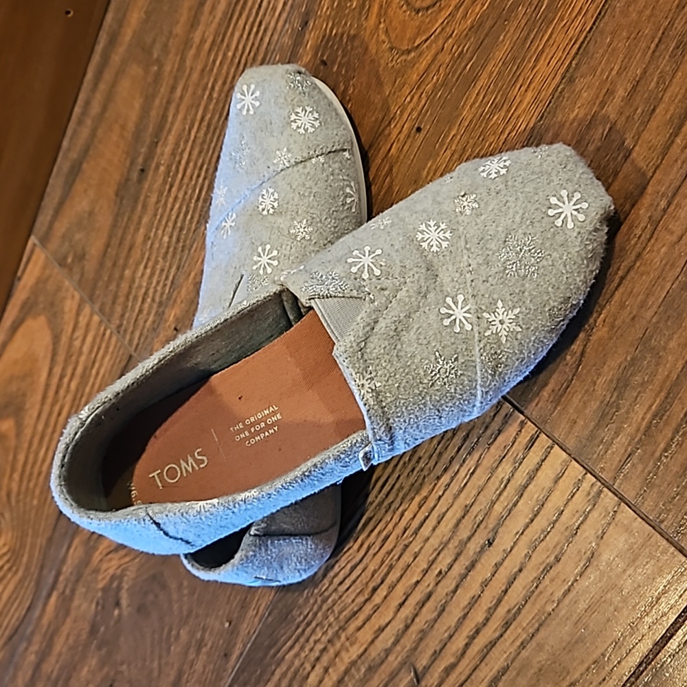 Tom's Gray Winter Snowflake shoes